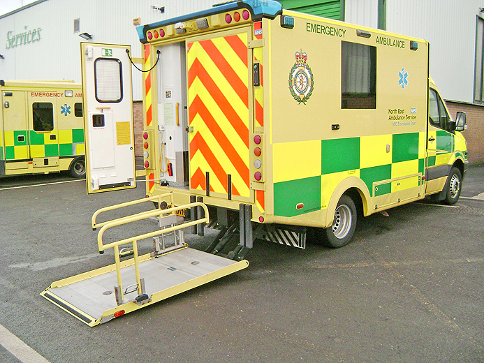 Elevador para sillas de ruedas para ambulancias • 500-1000 kg